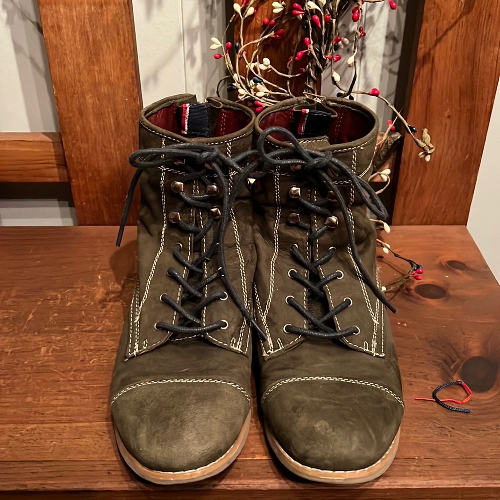Beautiful olive green distressed laced Tommy Hilfiger boot😀71/2M